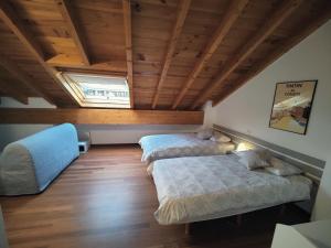 柯米拉斯Bonito dúplex con vistas al mar的配有木天花板的客房内的两张床