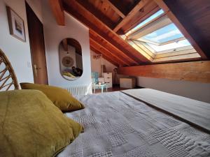 柯米拉斯Bonito dúplex con vistas al mar的一间卧室配有一张带天窗的大床