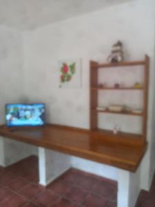 巴尔巴特La casita de Ahinoan.的木桌,位于一个有架子的房间