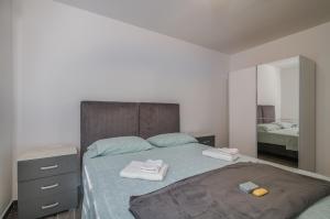 圣维德-米霍尔吉斯Apartment Diva的一间卧室配有一张床,上面有两条毛巾