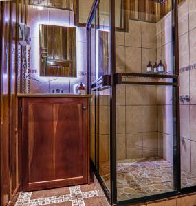 蒙泰韦尔德哥斯达黎加Cabañas Hoja Verde的浴室里设有玻璃门淋浴