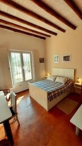 圣拉斐尔Finca La Penúltima-Posada的一间卧室设有一张大床和两个窗户。