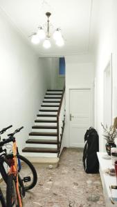 伊佐拉Guest House Izola的停在有楼梯的房间的自行车