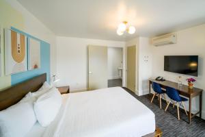 旧金山贝克汽车旅馆的配有一张床和一张书桌的酒店客房