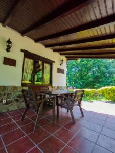 Santa AnaBasoeta的庭院配有木桌和两把椅子