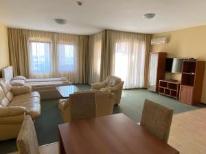 阿赫洛伊Marina Cape Sea View的客厅配有沙发和桌子