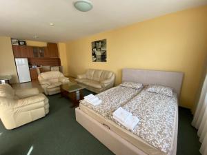 阿赫洛伊Marina Cape Sea View的一间卧室设有一张床和一间客厅。