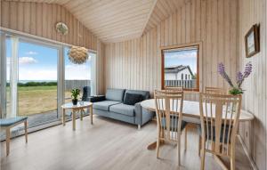 埃斯比约Gorgeous Home In Esbjerg V With House Sea View的客厅配有沙发和桌椅