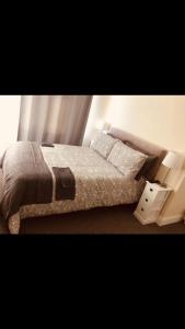 罗奇福德Ac lounge36 (B)的一间卧室配有一张床和一个床头柜