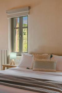 阿索斯Chromata Assos Villas Kefalonia的一间卧室设有一张大床和窗户