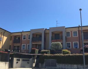 Castiglione OlonaAppartamento BELVEDERE的公寓大楼前面有路灯