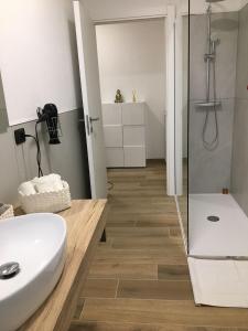 Castiglione OlonaAppartamento BELVEDERE的浴室配有白色水槽和淋浴。
