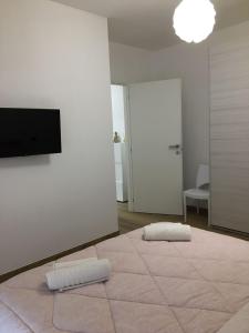 Castiglione OlonaAppartamento BELVEDERE的白色客房,地毯上配有两个枕头
