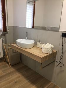 Castiglione OlonaAppartamento BELVEDERE的浴室设有白色水槽和镜子
