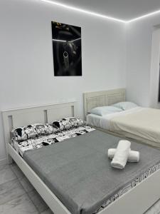 瓦伦西亚DeLuxe House Valencia的一间卧室配有两张床和一张大床垫。