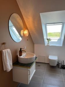 GjernGaestFri Overnatning的一间带水槽和镜子的浴室