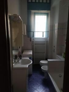 布雷索Intero appartamento a Nord di Milano的一间带水槽和卫生间的浴室以及窗户。