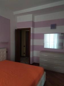 布雷索Intero appartamento a Nord di Milano的一间卧室配有一张床、一个梳妆台和一扇窗户。