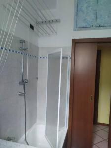 布雷索Intero appartamento a Nord di Milano的浴室里设有玻璃门淋浴