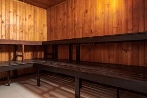 梅尔加Hotel Manantial Melgar的空的桑拿浴室设有木墙和木凳