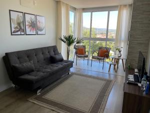 新彼得罗波利斯Aconchego na Serra - Nova Petrópolis的客厅配有沙发和桌椅