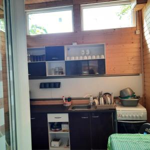 布雷佐伊Mariem的一间小厨房,内配蓝色橱柜和水槽