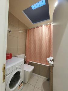 科斯镇Livas City Relaxing Apartment的一间带洗衣机和卫生间的浴室