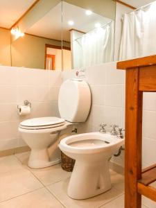 埃尔卡拉法特埃斯特帕旅馆的一间带卫生间和水槽的浴室