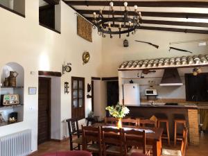CarcabueyCortijo Entresierras的厨房以及带桌椅的用餐室。