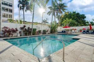 劳德代尔堡Waterview Condo- Spacious 2 bedroom - Central - Steps to Beach的棕榈树酒店的一个游泳池
