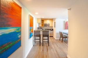 劳德代尔堡Waterview Condo- Spacious 2 bedroom - Central - Steps to Beach的厨房的墙上装饰着色彩缤纷的绘画作品
