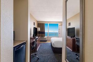 纳格斯黑德南海滨康福特茵酒店的酒店客房设有一张床和一个大窗户