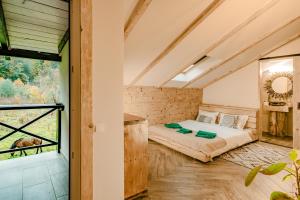 Gura TeghiiOM Resort的一间带床的卧室,位于带窗户的房间内
