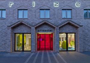 汉堡汉堡城普利泽特酒店的红门和窗户的砖砌建筑