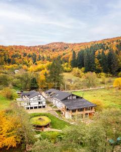 Gura TeghiiOM Resort的田野房屋的空中景观