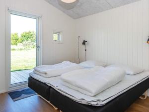 伦德Holiday home Rønde IX的带大窗户的客房内的两张床
