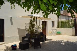 锡拉库扎Casacecilia relax的庭院配有桌子、遮阳伞和椅子
