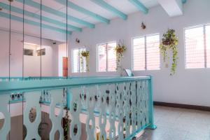 弗洛勒斯Casa Ramona的一个带蓝色栏杆和窗户的游泳池