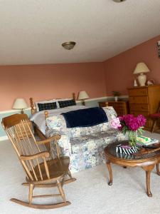 纳奈莫Panoramic Ocean View的一间卧室配有一张床、一把椅子和一张桌子