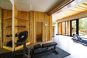 Gura TeghiiOM Resort的一间设有木镶板的健身房和一张室内长凳