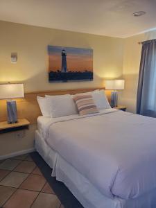 圣克鲁兹Sunny Cove Motel的一间卧室设有一张大床和一个灯塔。