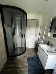 CLAREN appart 57的带淋浴和盥洗盆的浴室