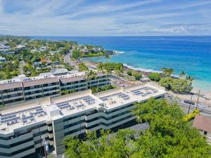 科纳Kilokilo Kona at Magic Sands Beach的享有酒店和海滩的空中景致