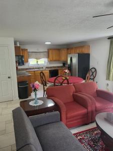 Parsons青松汽车旅馆的一间带红色家具的客厅和一间厨房