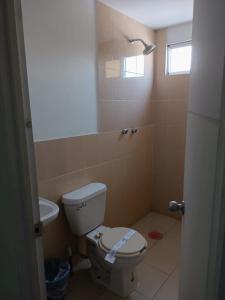墨西哥城HOTEL PUERTO MEXICO 2的一间带卫生间和水槽的浴室