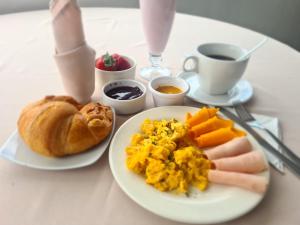 基多Suites & Hotel Gonzalez Suarez的餐桌,早餐盘和咖啡