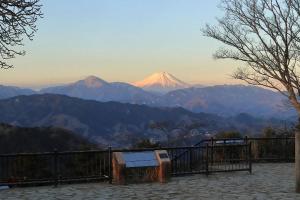 SōgayatoHotel Takao Asiel的享有远处雪山的景色