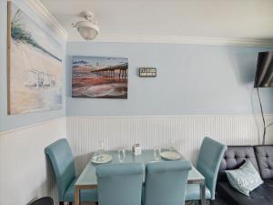 加尔维斯敦Victorian 3101- Paradise Cove的一间带桌椅的用餐室