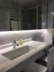 圣保罗Q-Flat Hotel - Faria Lima的浴室设有白色水槽和镜子