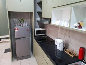 普特拉贾亚Alpine Conezion Golf View Netflix at IOI City Mall的小厨房配有冰箱和微波炉。